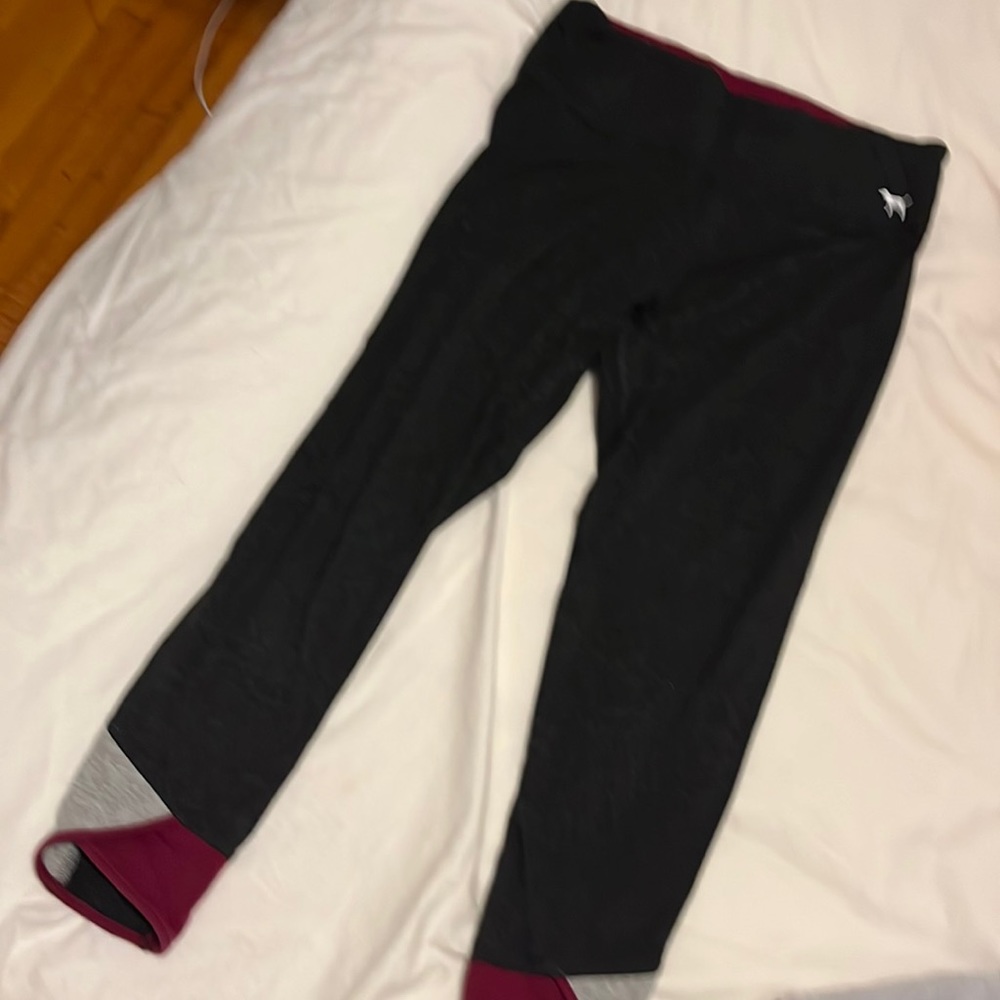 Pink Dk gray- almost black cropped capri leggings w maroon & gray accents small